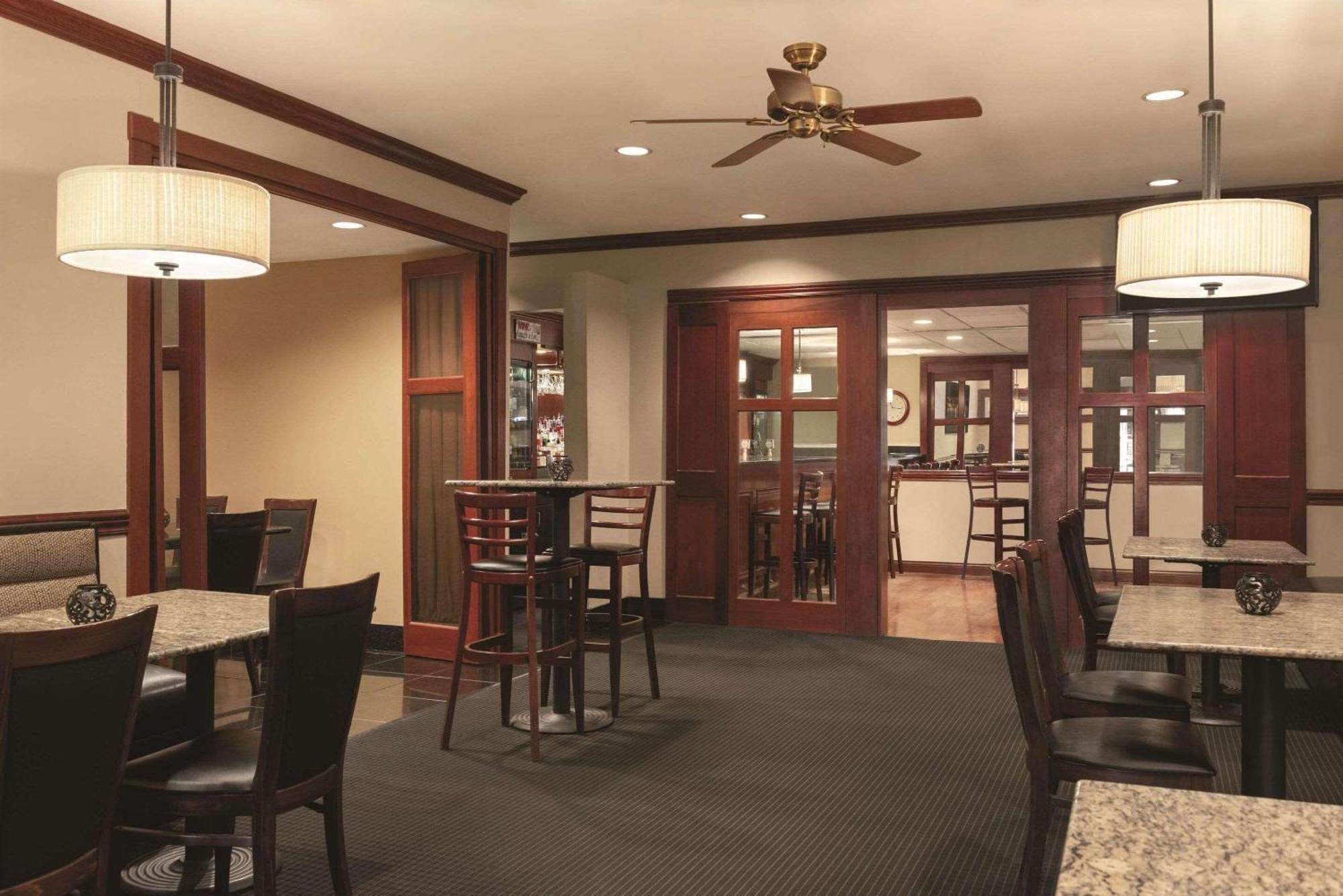 Radisson Hotel & Conference Center Rockford Bagian luar foto