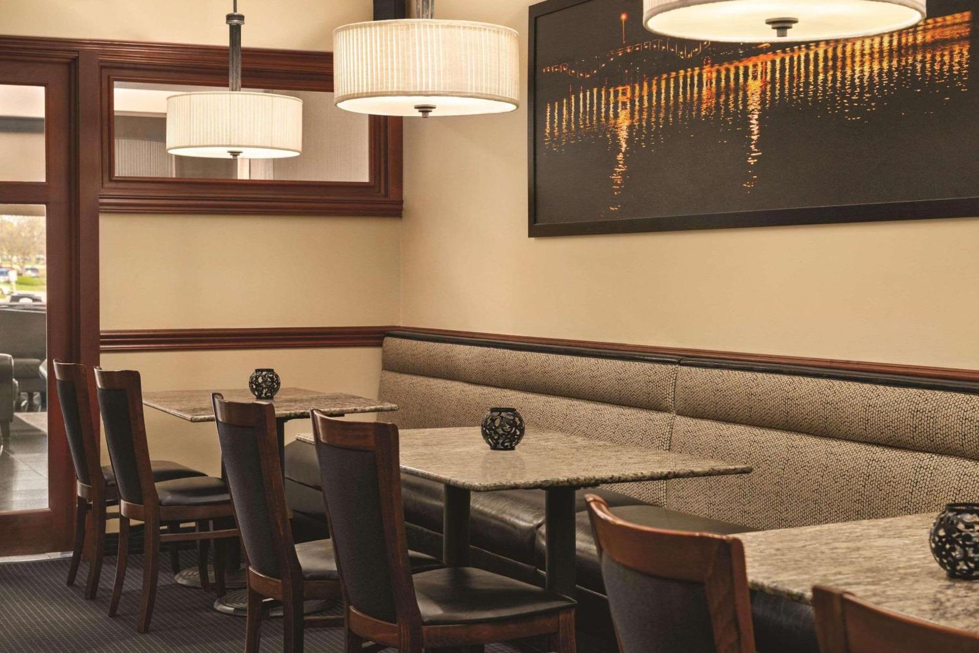 Radisson Hotel & Conference Center Rockford Bagian luar foto