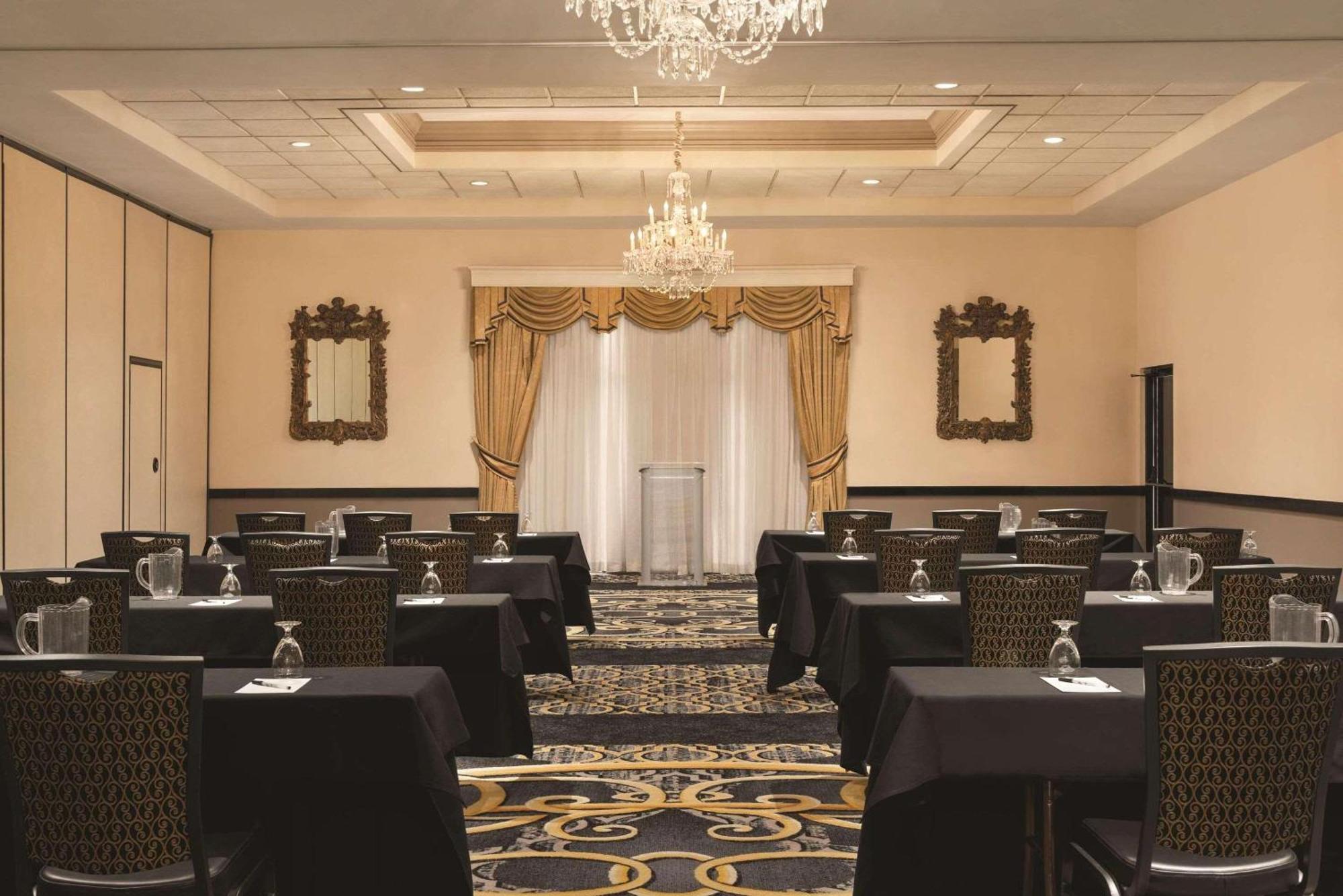 Radisson Hotel & Conference Center Rockford Bagian luar foto