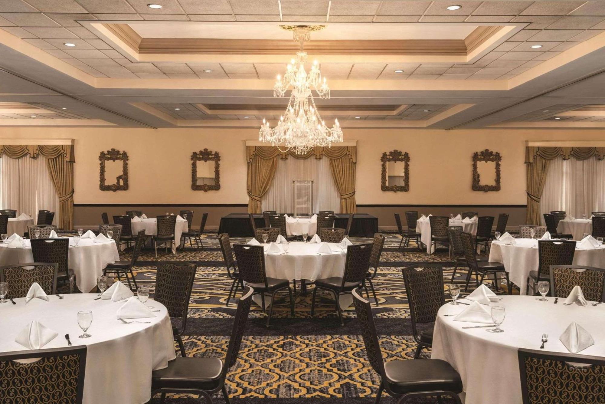 Radisson Hotel & Conference Center Rockford Bagian luar foto