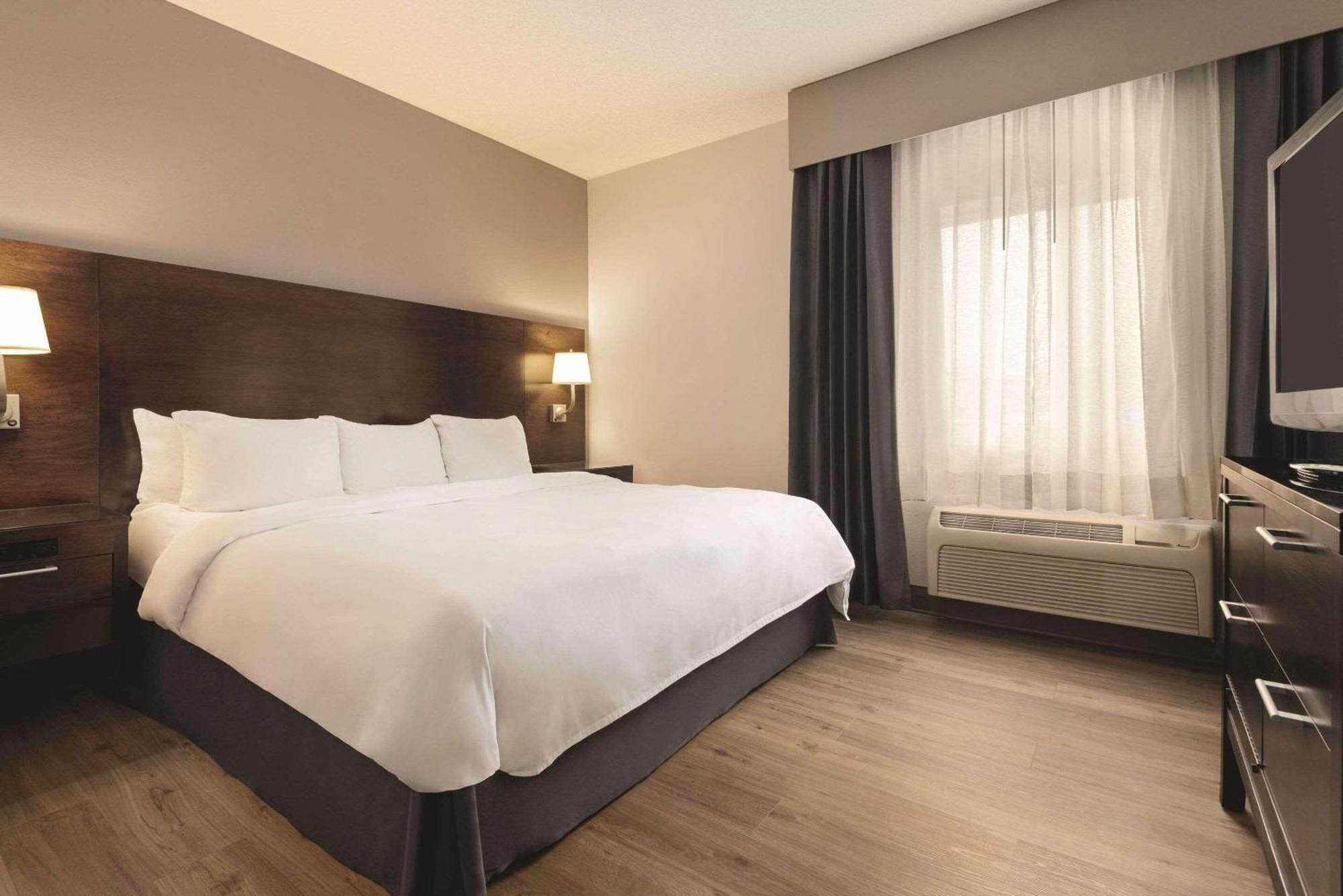 Radisson Hotel & Conference Center Rockford Bagian luar foto