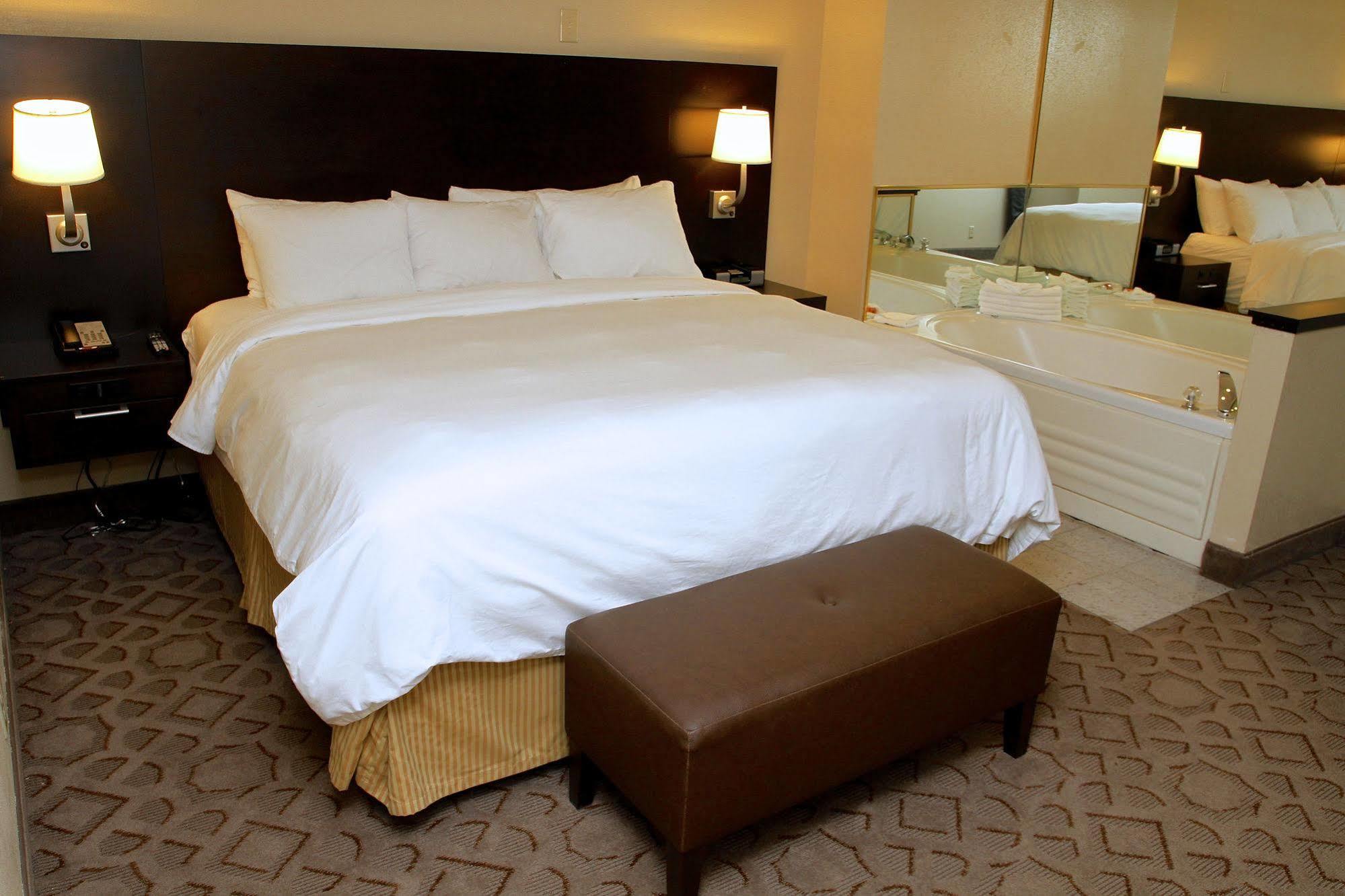 Radisson Hotel & Conference Center Rockford Bagian luar foto