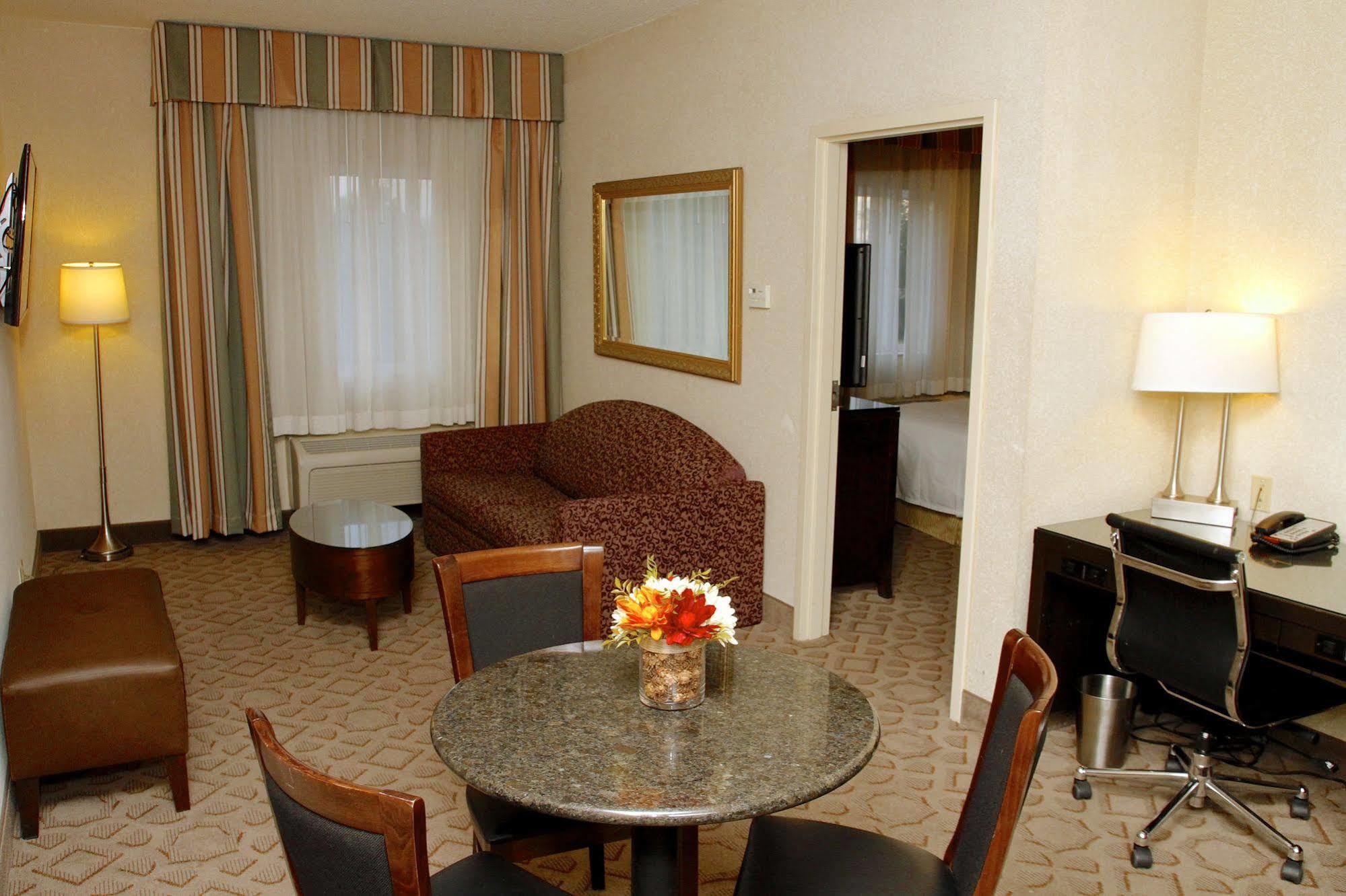 Radisson Hotel & Conference Center Rockford Bagian luar foto